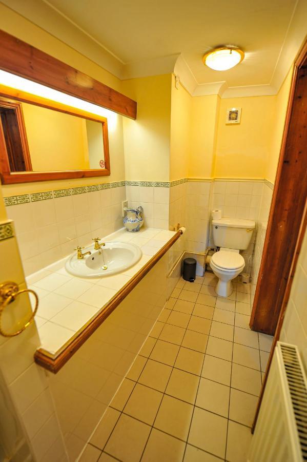 The Coachman Pub, Hartford, Room Only Hartford  Екстериор снимка